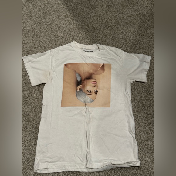 Ariana Grande Sweetner tour tee size Small - Picture 3 of 4